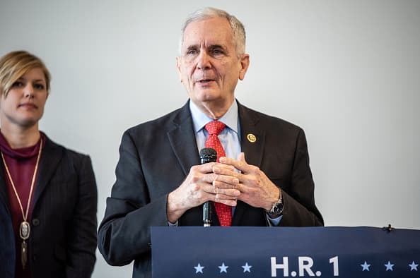 <b>Representante Lloyd Doggett </b>
<br>La oficina de Doggett confirmó en una declaración a CNN que el demócrata de Texas apoya iniciar una investigación de juicio político.
<br>
<br>"Lo que Mueller pensó que no podía hacer, el Congreso ya no puede evitarlo", dijo Doggett en el comunicado.