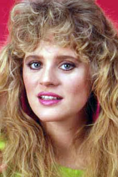 Si hay algo que llama nuestra atención cuando vemos una telenovela clásica es la manera en la que nuestras estrellas se vestían. Esta vez haremos un recorrido por las telenovelas de los ochenta para recordar su muy característica moda.