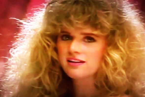 Érika Buenfil era una de las estrellas de esta década y nos sorprendía con sus peinados llenos de volumen.