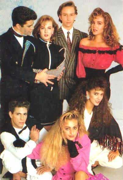 Una blusa multicolor, y exageradamente grandes aretes, también caracterizaban este estilo.