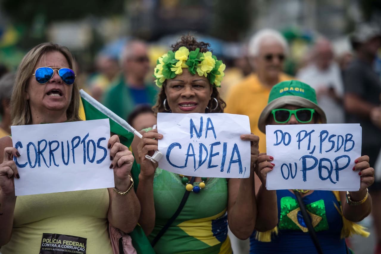 Consignas contra la clase política en Brasil.