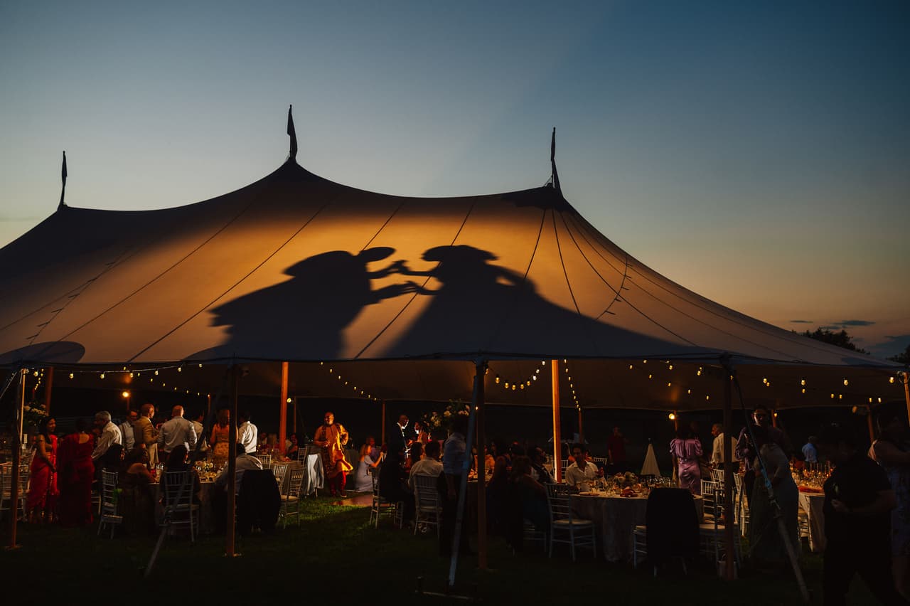 “Después de tomar algunas fotos al azar me di cuenta que mis luces proyectaban la sombra de la pareja en el techo de la carpa”, 
<a href="https://www.instagram.com/kenpakphotography"><u>explicó el autor</u></a> de esta foto. La imagen resultó ganadora en la categoría ‘pista de baile’.