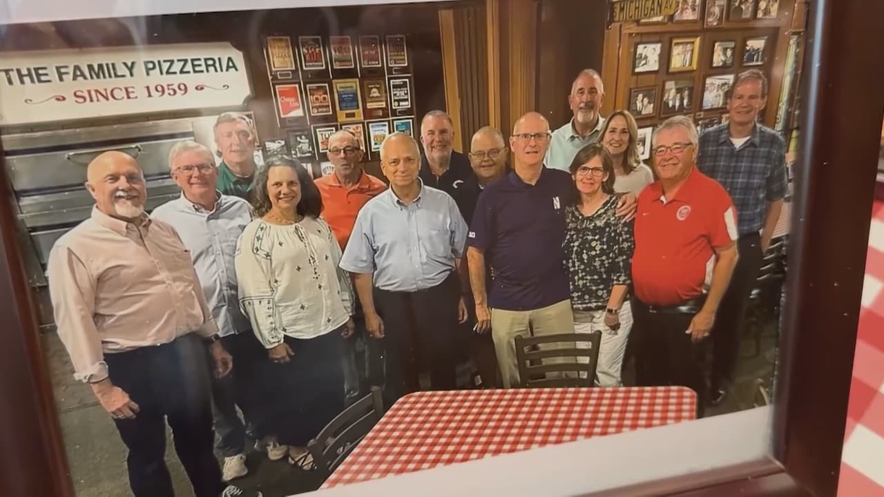 Aurelio’s Pizza, fundada en 1959, es la pizzería en Homewood donde el papa solía comer con su familia y amigos.
<br>