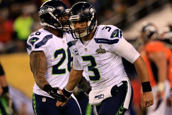 Los Seahawks, con un fútbol "total", el que había trabajado el entrenador del equipo durante toda la temporada regular, el veterano Pete Carroll, derrotaron por paliza de 43-8 a los Broncos, la mejor ofensiva de liga, con el mariscal de campo Peyton Manning a la cabeza. No habían pasado ni 12 segundos desde el comienzo del partido y los Seahawks ya hicieron historia con la anotación más rápida que se había dado jamás en un Super Bowl. Pero lo peor no fue el dejarse anotar dos puntos, sino la imagen de enfrentamiento entre Manning y el centro de origen mexicano Manny Ramírez, que no le dio bien al balón, y aunque el corredor Knowshon Moreno lo recuperó, lo hizo en la zona de protección. La mejor ofensiva de la NFL estaba paralizada, sin saber qué hacer, y ahí fue el comienzo y el final del partido disputado en el MetLife Stadium, de East Rutherford (Nueva Jersey), donde la temperatura fue de 43 grados. Malcom Smith recibió el premio de Jugador Más Valioso (MVP), el octavo defensor que lo consigue en un partido de Super Bowl y el tercer apoyador. Carroll, de 61 años, el tercer entrenador con más edad de la NFL que ganó un Super Bowl, se convirtió en el tercer entrenador que logra los dos títulos de campeón universitario de la NCAA con el equipo de USC y ahora los Seahawks en la NFL.