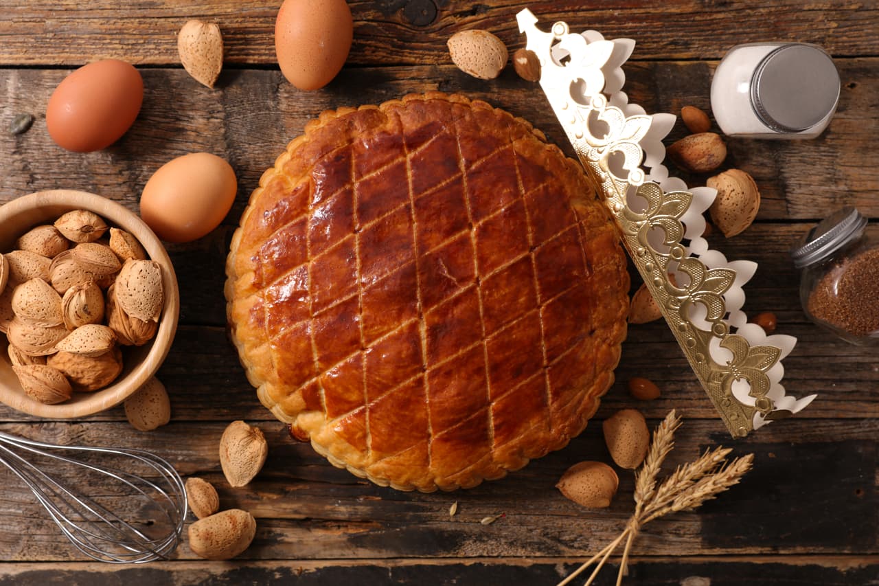 <b>Francia.</b> Se cree que la tradición de la Rosca de Reyes proviene de este país. Aquí el postre se llama 
<i>Galette des Rois</i> y es originario de la región norte. No es un pan esponjoso si no una masa con relleno de 
<i>frangipane</i>, una crema a base de almendras dulces, mantequilla, huevo y azúcar.