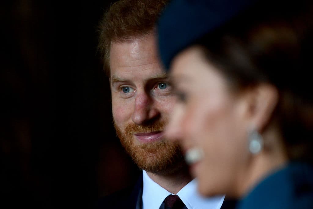 El príncipe Harry no dio ni una sola señal de que su primogénito hubiese nacido. Tampoco habló de Meghan Markle, la 
<b><a href="https://www.univision.com/temas/meghan-markle" target="_blank">duquesa de Sussex</a></b>, quien ha estado ausente en eventos como este y 
<b><a href="https://www.univision.com/famosos/la-reina-isabel-ii-celebra-su-cumpleanos-sin-la-presencia-de-meghan-markle-y-otro-importante-miembro-real-fotos" target="_blank">del cumpleaños de la reina Isabel II</a></b>, pues en cualquier momento podría comenzar su proceso de parto.