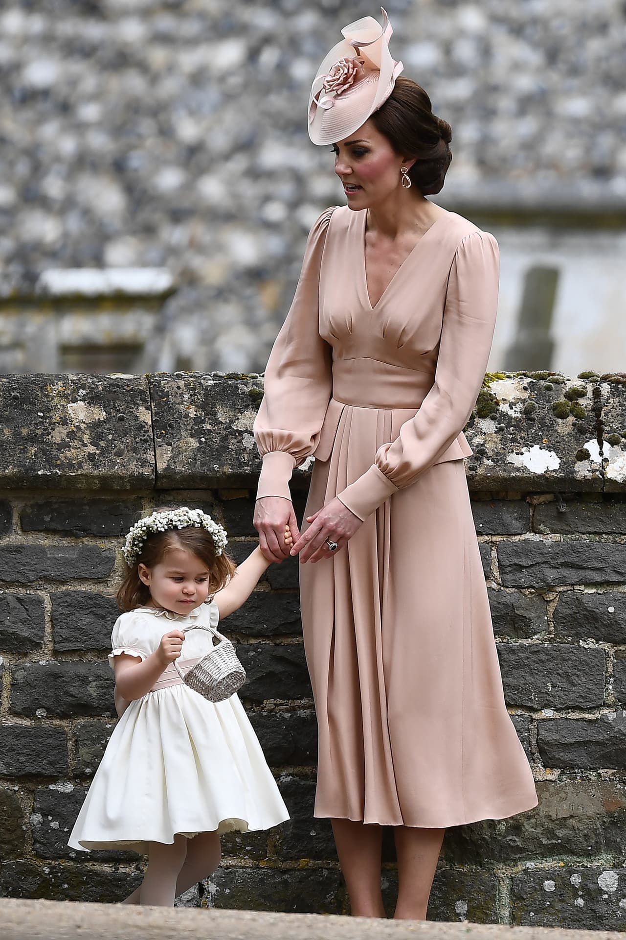 La duquesa de Cambridge fungió como la dama de honor de su hermana y para esa fecha escogió otro modelo de Alexander McQueen, en un tono que combinaba perfectamente con el de la cinta del vestido de Charlotte, de la firma española Pepa&Co.