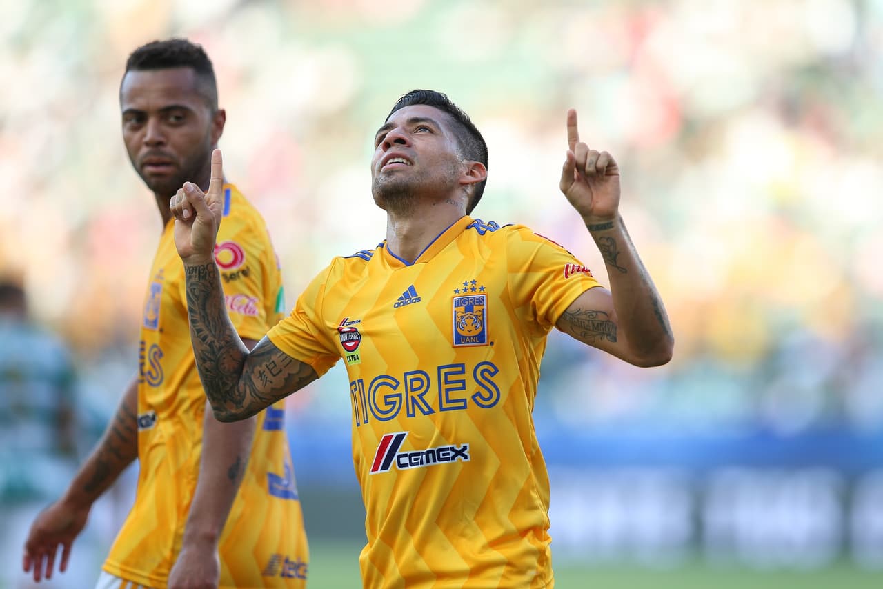 Todavía no terminaban de celebrar los regiomontanos cuando nuevamente Damm ganó una carrera por la banda derecha y mandó un centro templado, para asistir a Javier Aquino que marcó de 'palomita' justo al minuto 44, antes del medio tiempo.