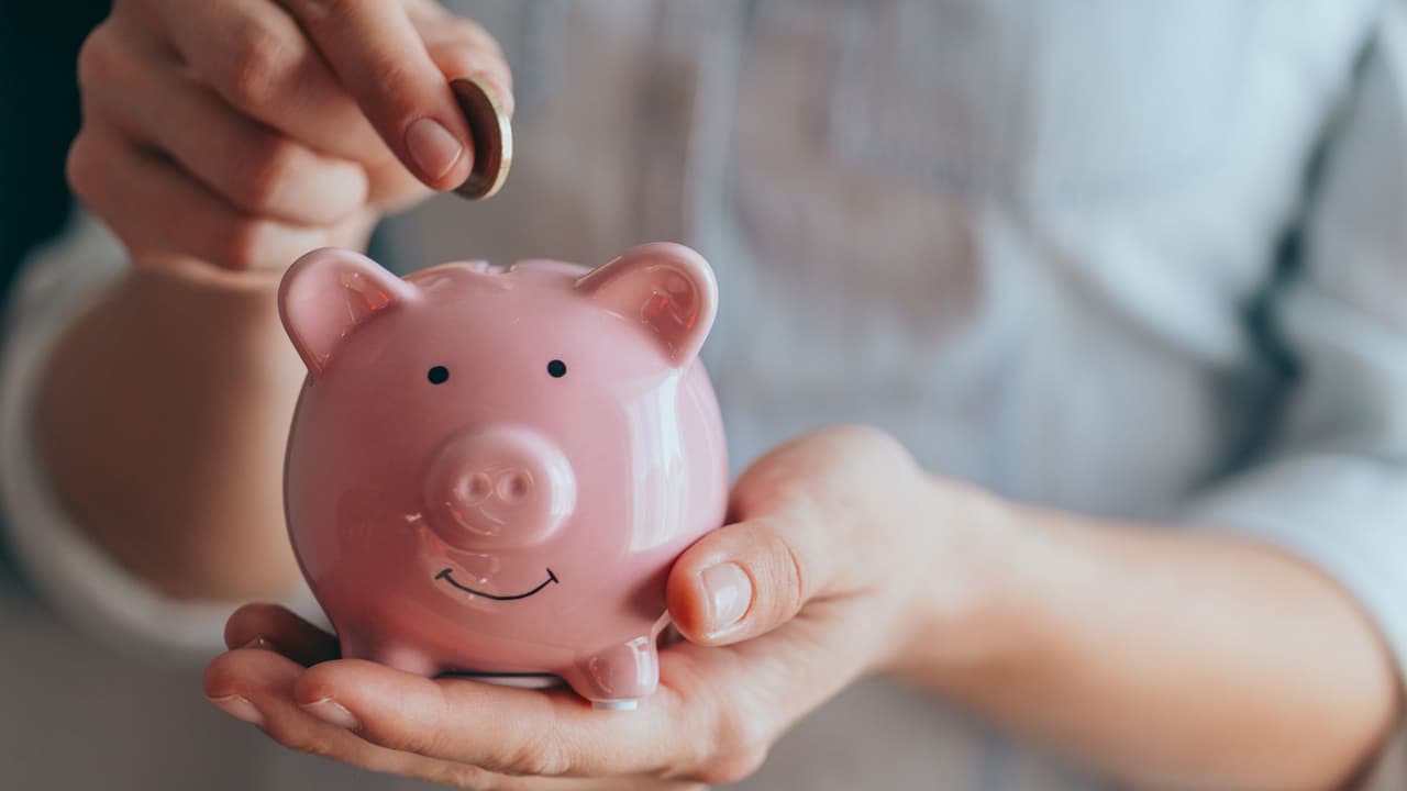 <h3 class="cms-H3-H3">¿Qué esquema me conviene?</h3> Si quieres seguir cotizando desde Estados Unidos y acumular semanas para tu pensión,
<b>la mejor opción es Personas Trabajadoras Independientes. </b>
<br>Si lo que buscas es dar cobertura médica a tus familiares en México,
<b>lo indicado es el Seguro de Salud para la Familia.</b>
<br>Si ya cotizaste en México y tu meta es asegurar una pensión más alta,
<b>entonces necesitas la continuación voluntaria (Modalidad 40).</b>
<br>
<b>Cada vía tiene un propósito distinto</b>. No es lo mismo cotizar para la pensión que pagar solo por atención médica.
<br>Lo importante
<b>es evaluar tu situación actual y tu plan a futuro.</b>