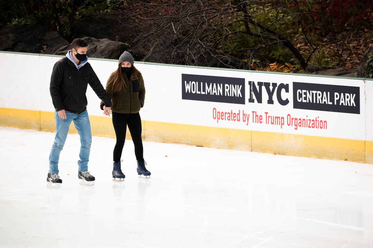 <b>Las pistas de hielo y el carrusel de Central Park.</b> "La ciudad de Nueva York no hace negocios con insurreccionistas", 
<a href="https://twitter.com/NYCMayor/status/1349348625663610882"><u>escribió en su cuenta de Twitter</u></a> Bill De Blasio, alcalde de Nueva York. "Estamos avanzando en poner fin a los acuerdos con la Organización Trump para operar el Carrusel de Central Park, las pistas de hielo Lasker y Wollman (en la foto) y el campo de golf Ferry Point", agregó.