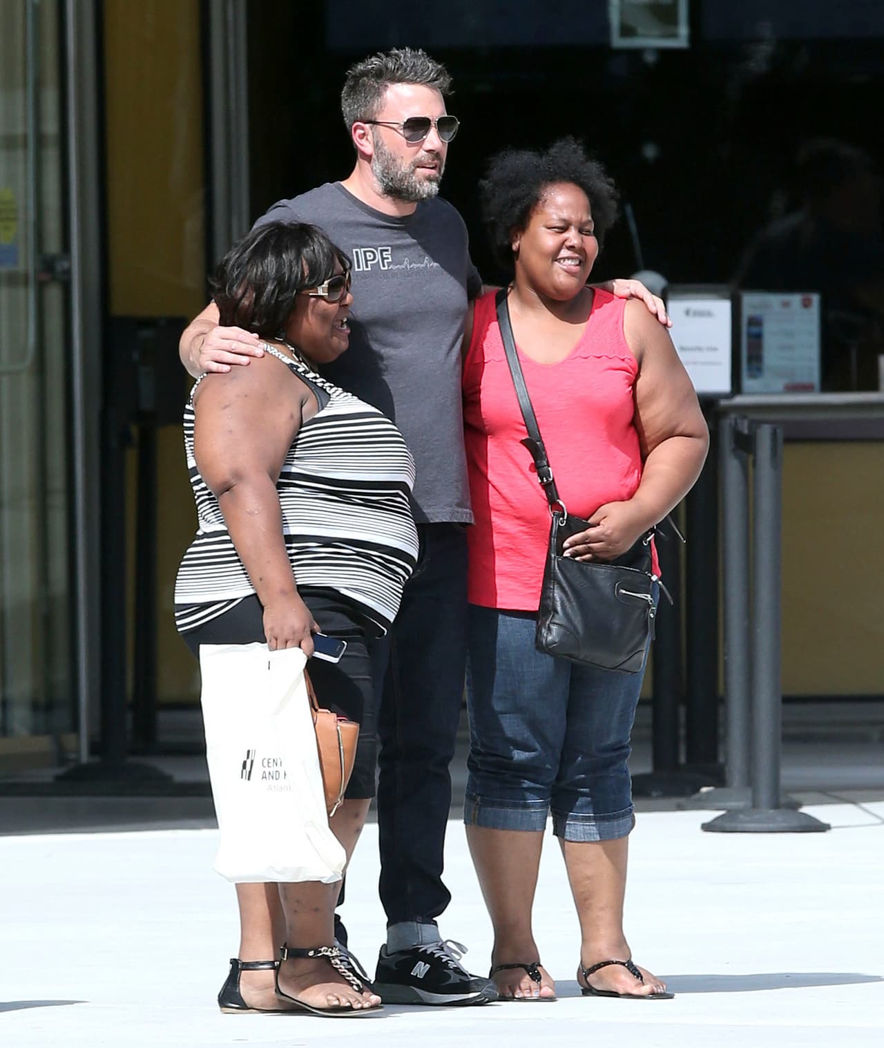 Ben se dio tiempo de retratarse con su fanáticas.