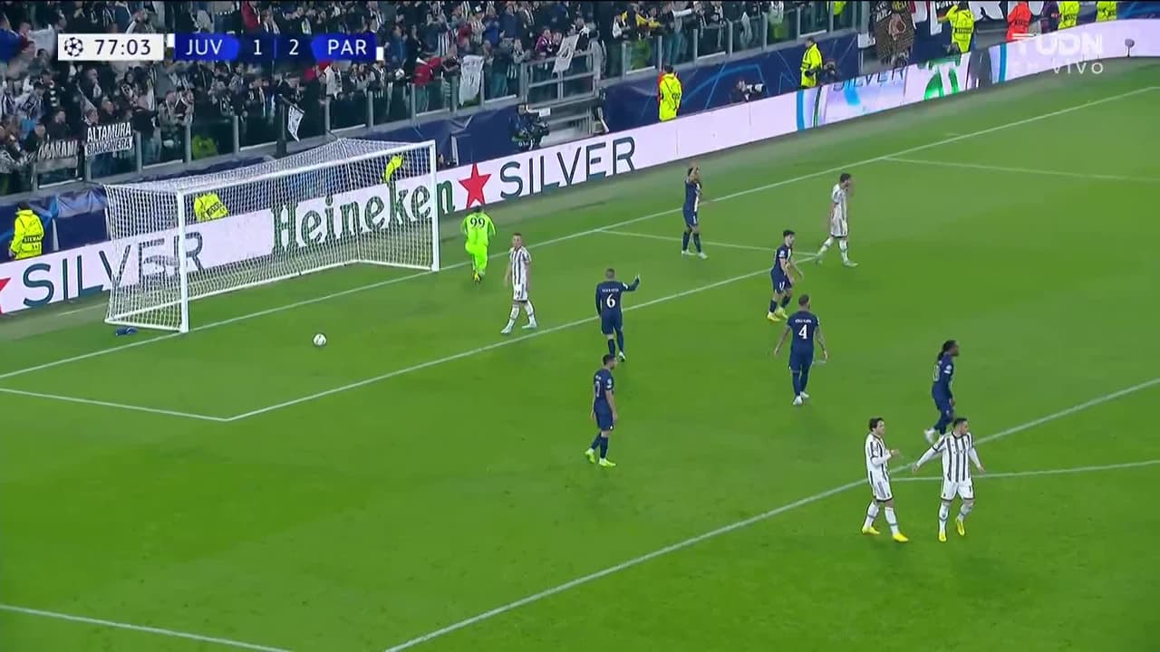 ¡TIRO ATAJADO! disparo por Filip Kostic.