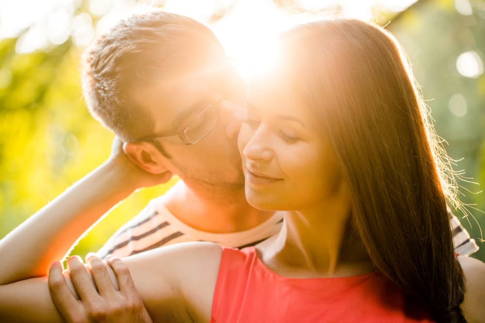 Por eso, Acuario no será una persona que esté diciéndote todos los días que te quiere o te adora o lo mucho que siente por ti pero en cambio sí será alguien que demostrará día a día que está ahí para su pareja cuando se le necesite.