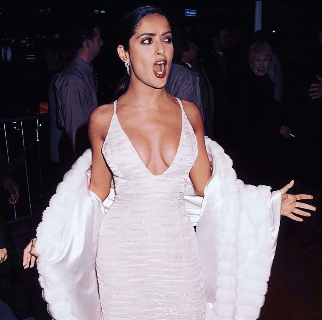 “Hoy estoy combinando una imagen #tbt con una noticia muy reciente, porque esta imagen representa lo sorprendida y feliz que me puse cuando mi equipo me mostró el anuncio”, escribió Salma en sus redes.