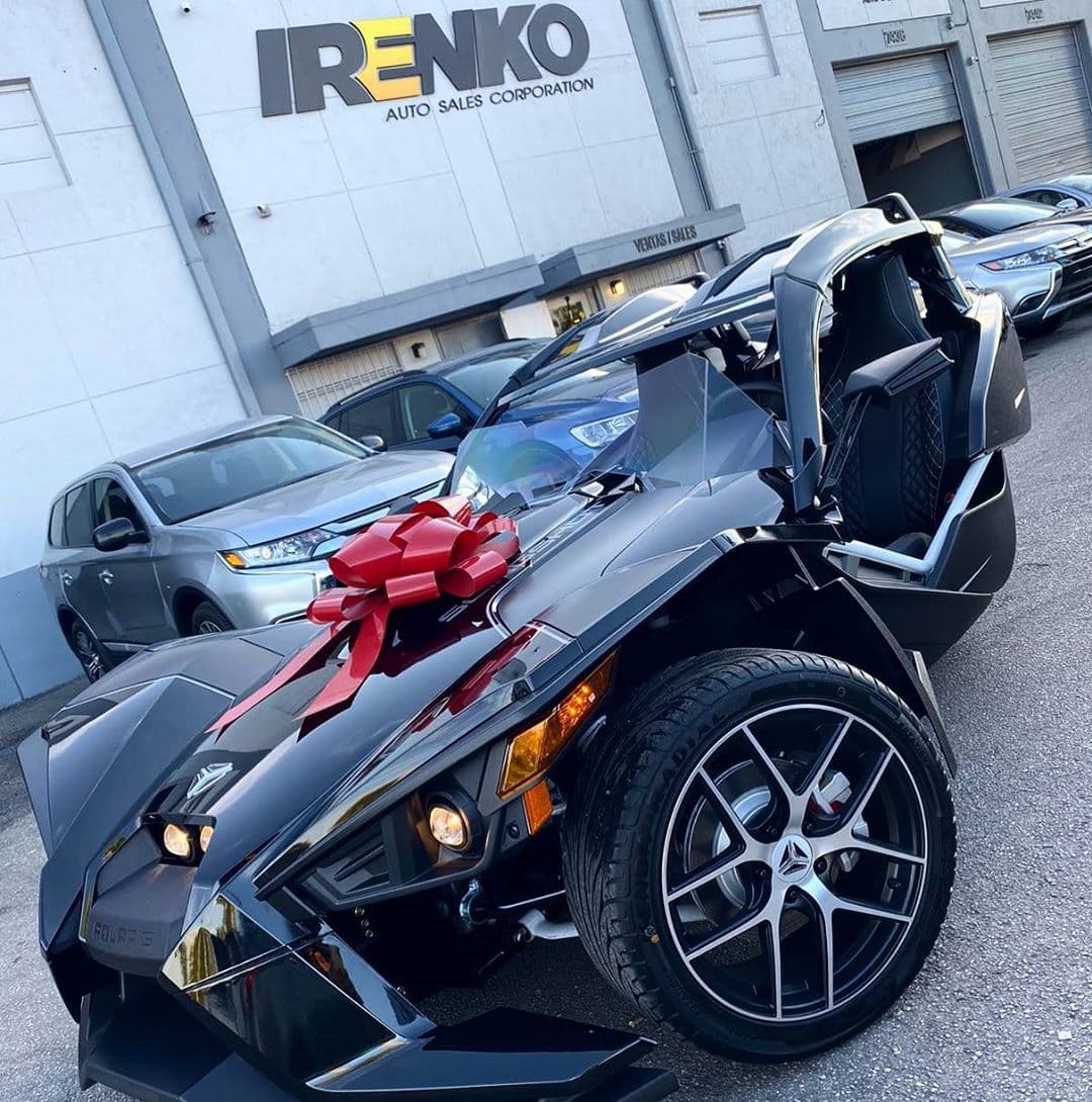 <b>Polaris Slingshot</b>
<br>
<br>Como regalo de cumpleaños, la cantante colombiana Karol G, sorprendió a Anuel AA. "Karol G me regaló el carro de Batman", dijo el cantante en un vídeo que compartió en su cuenta de Instagram.
<br>