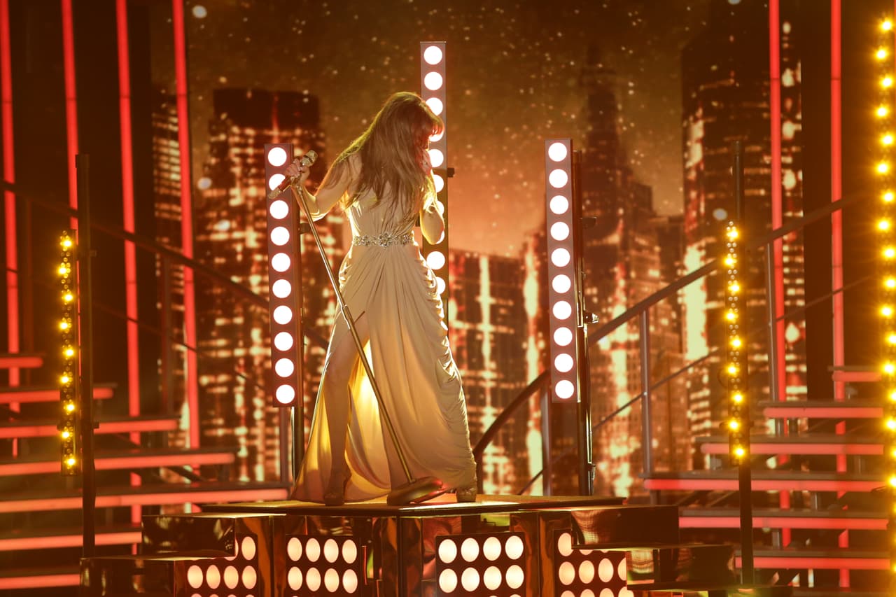 La estrella mexicana conquistó a las bellas y al público con una magistral interpretación de su nuevo sencillo ‘Vuélveme a querer’.