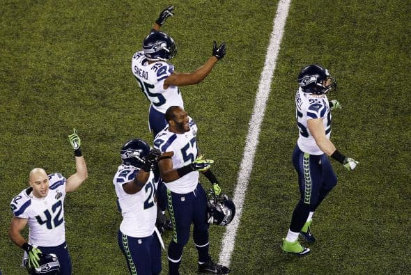 Los Seahawks, con un fútbol "total", el que había trabajado el entrenador del equipo durante toda la temporada regular, el veterano Pete Carroll, derrotaron por paliza de 43-8 a los Broncos, la mejor ofensiva de liga, con el mariscal de campo Peyton Manning a la cabeza. No habían pasado ni 12 segundos desde el comienzo del partido y los Seahawks ya hicieron historia con la anotación más rápida que se había dado jamás en un Super Bowl. Pero lo peor no fue el dejarse anotar dos puntos, sino la imagen de enfrentamiento entre Manning y el centro de origen mexicano Manny Ramírez, que no le dio bien al balón, y aunque el corredor Knowshon Moreno lo recuperó, lo hizo en la zona de protección. La mejor ofensiva de la NFL estaba paralizada, sin saber qué hacer, y ahí fue el comienzo y el final del partido disputado en el MetLife Stadium, de East Rutherford (Nueva Jersey), donde la temperatura fue de 43 grados. Malcom Smith recibió el premio de Jugador Más Valioso (MVP), el octavo defensor que lo consigue en un partido de Super Bowl y el tercer apoyador. Carroll, de 61 años, el tercer entrenador con más edad de la NFL que ganó un Super Bowl, se convirtió en el tercer entrenador que logra los dos títulos de campeón universitario de la NCAA con el equipo de USC y ahora los Seahawks en la NFL.