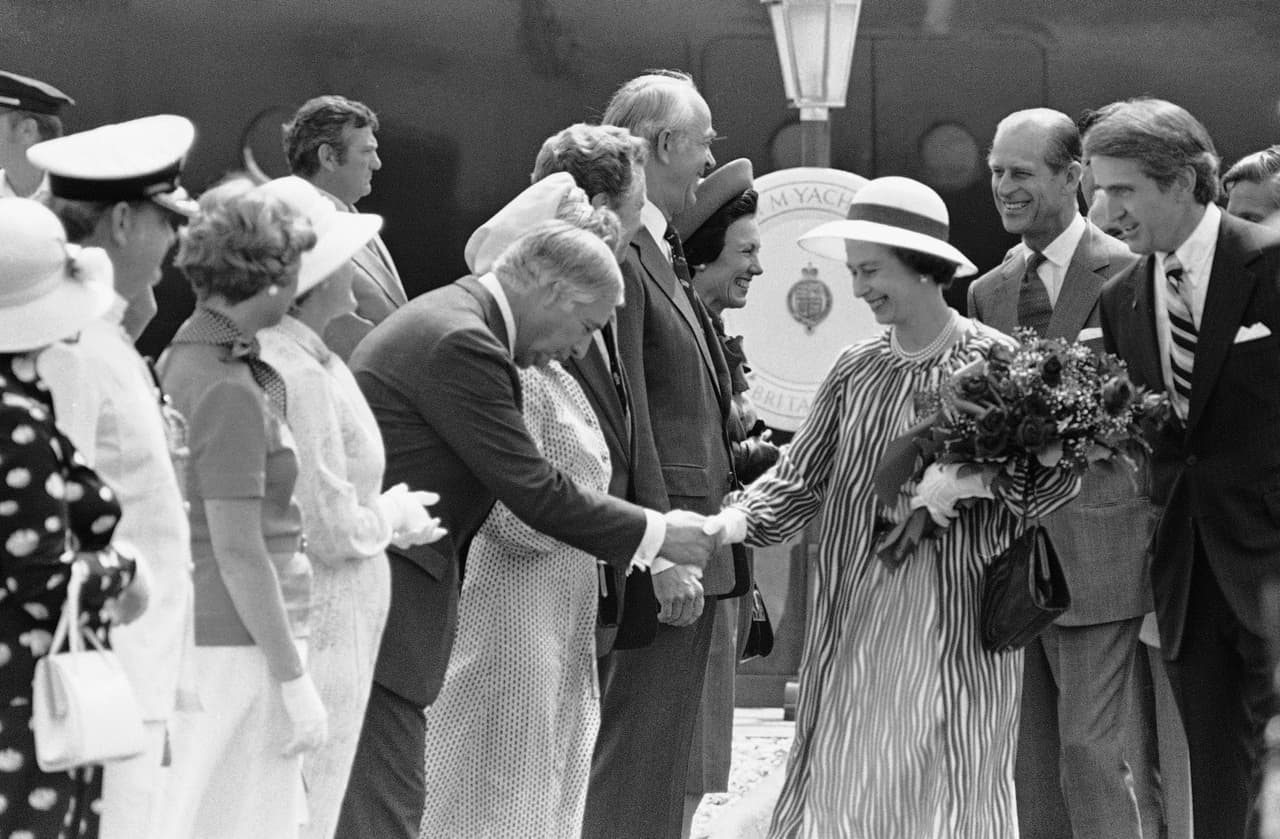 El exembajador de Estados Unidos en Inglaterra, Walter J. Annenberg, a la izquierda, se inclina ante la reina Isabel II cuando llegó a Filadelfia. La reina fue recibida a su llegada a Penns Landing para su visita a Estados Unidos.