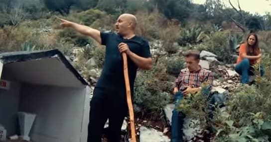 Sin embargo, el hecho que ambos grabaran sus respectivos temas en ese lugar no fue del agrado de algunas personas quienes criticaron -principalmente a Lupillo- en redes sociales e incluso, un diario mexicano los tachó de oportunistas y de que cada año "se cuelgan de la fama" de Jenni.