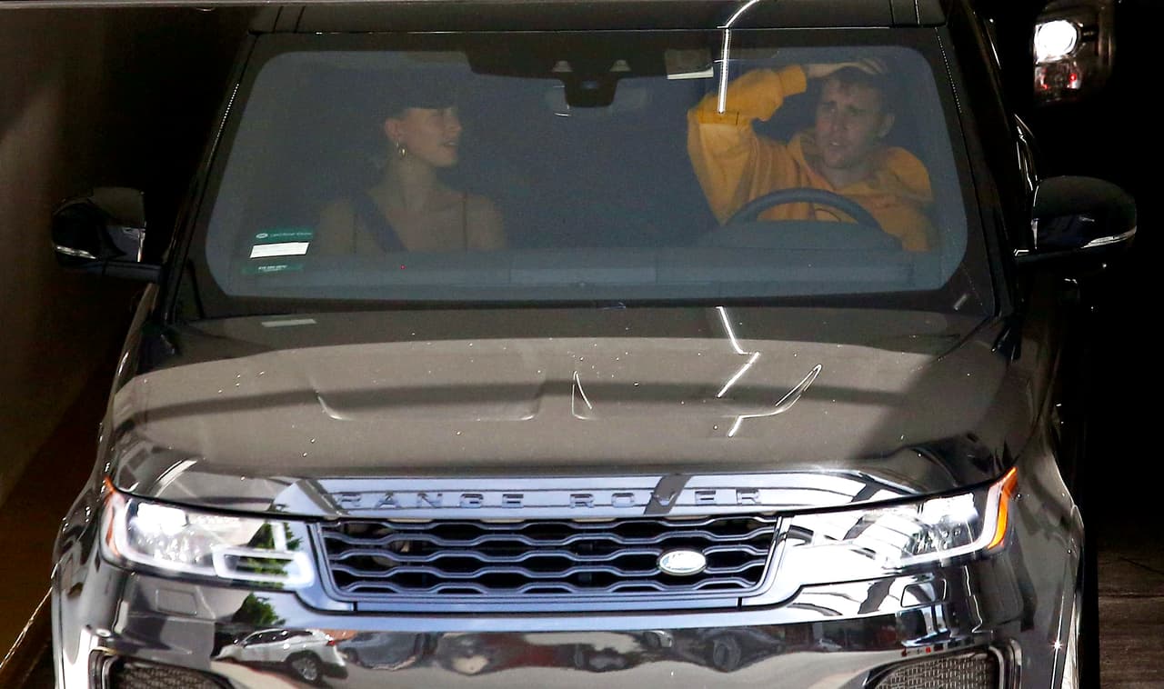 Y mientras él gesticulaba y parecía estresado, ella lo miraba medio sonreída.