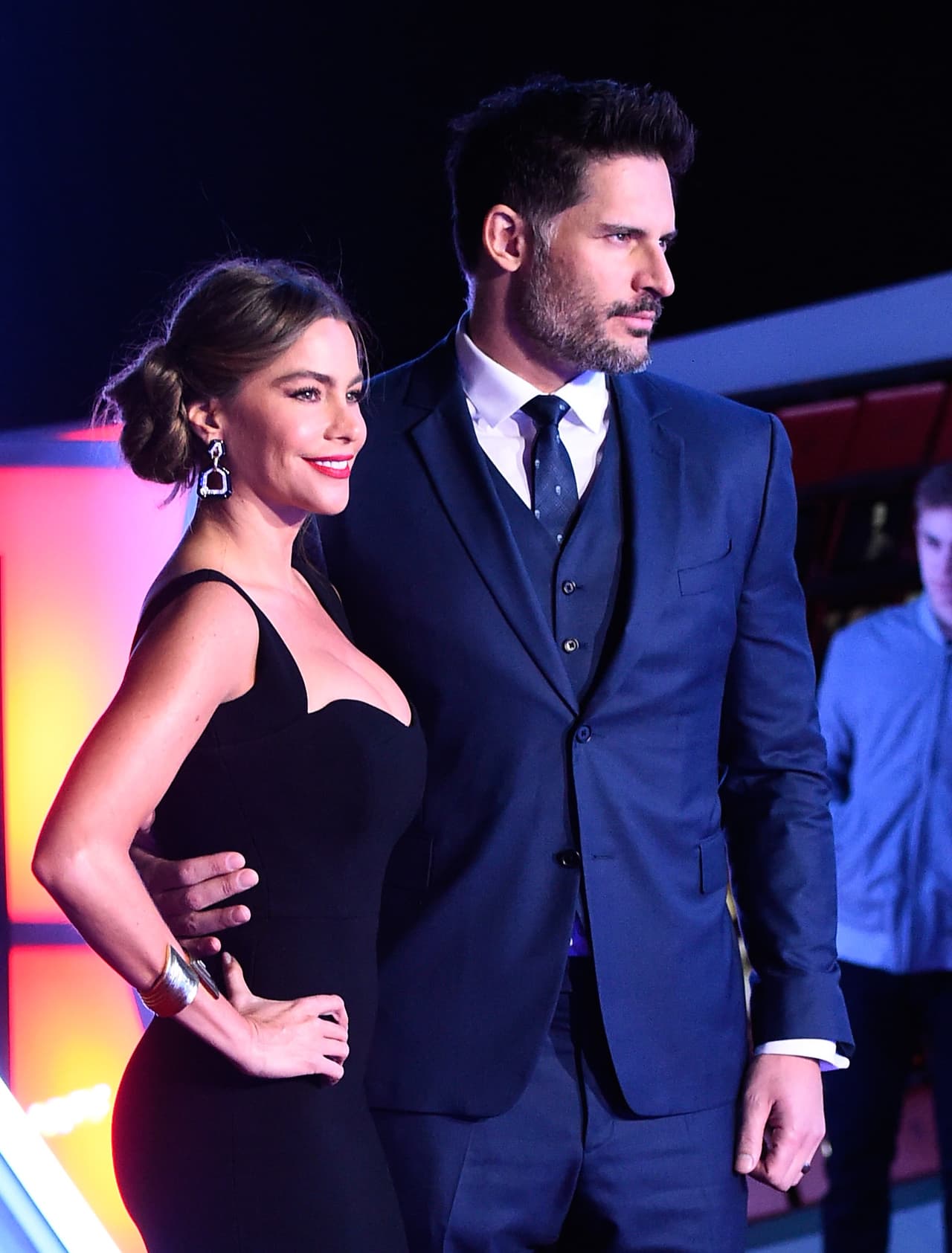 Él un hermoso traje de tres piezas.