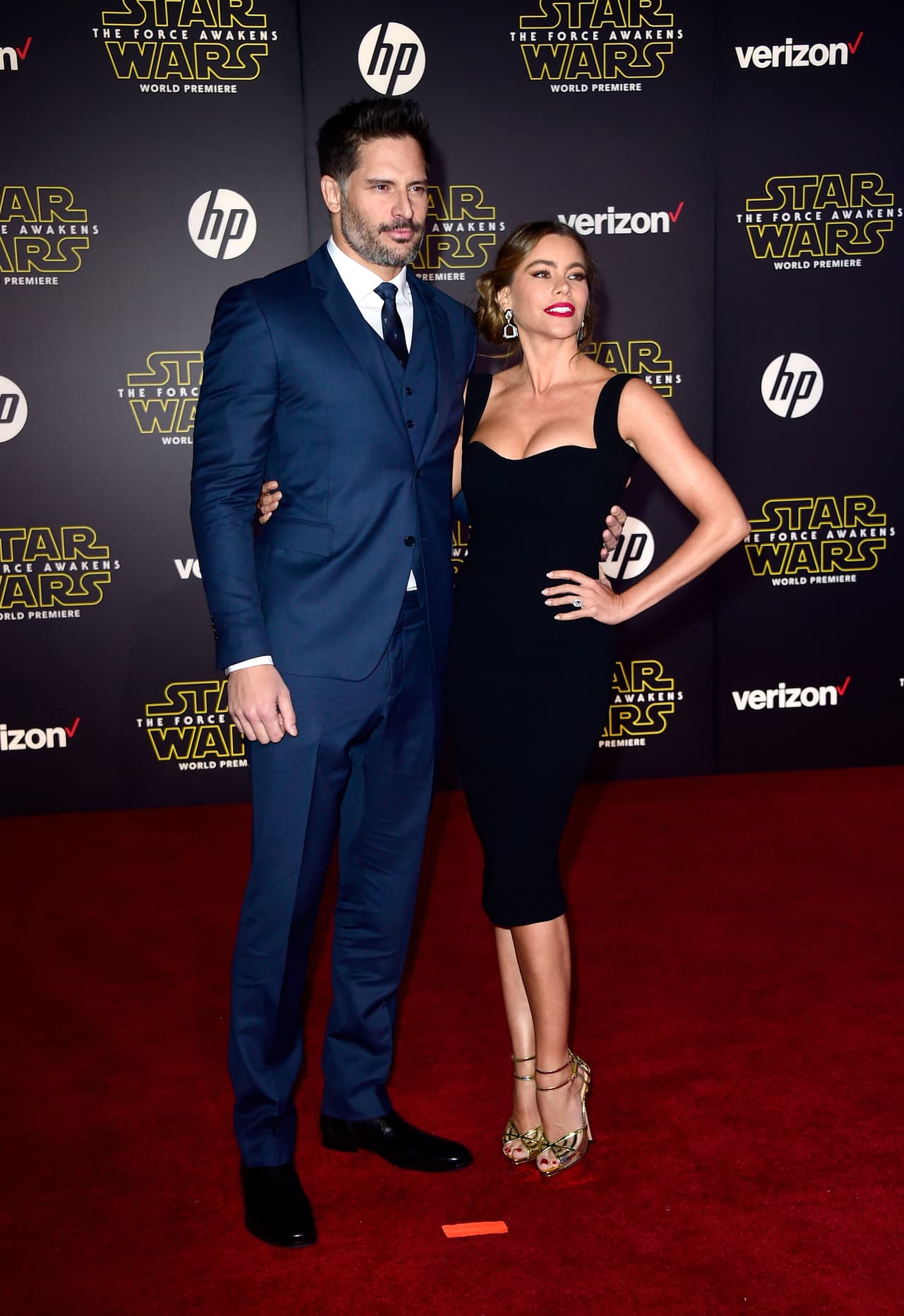 Sofía optó por un ceñido vestido negro que le sentaba muy bien.