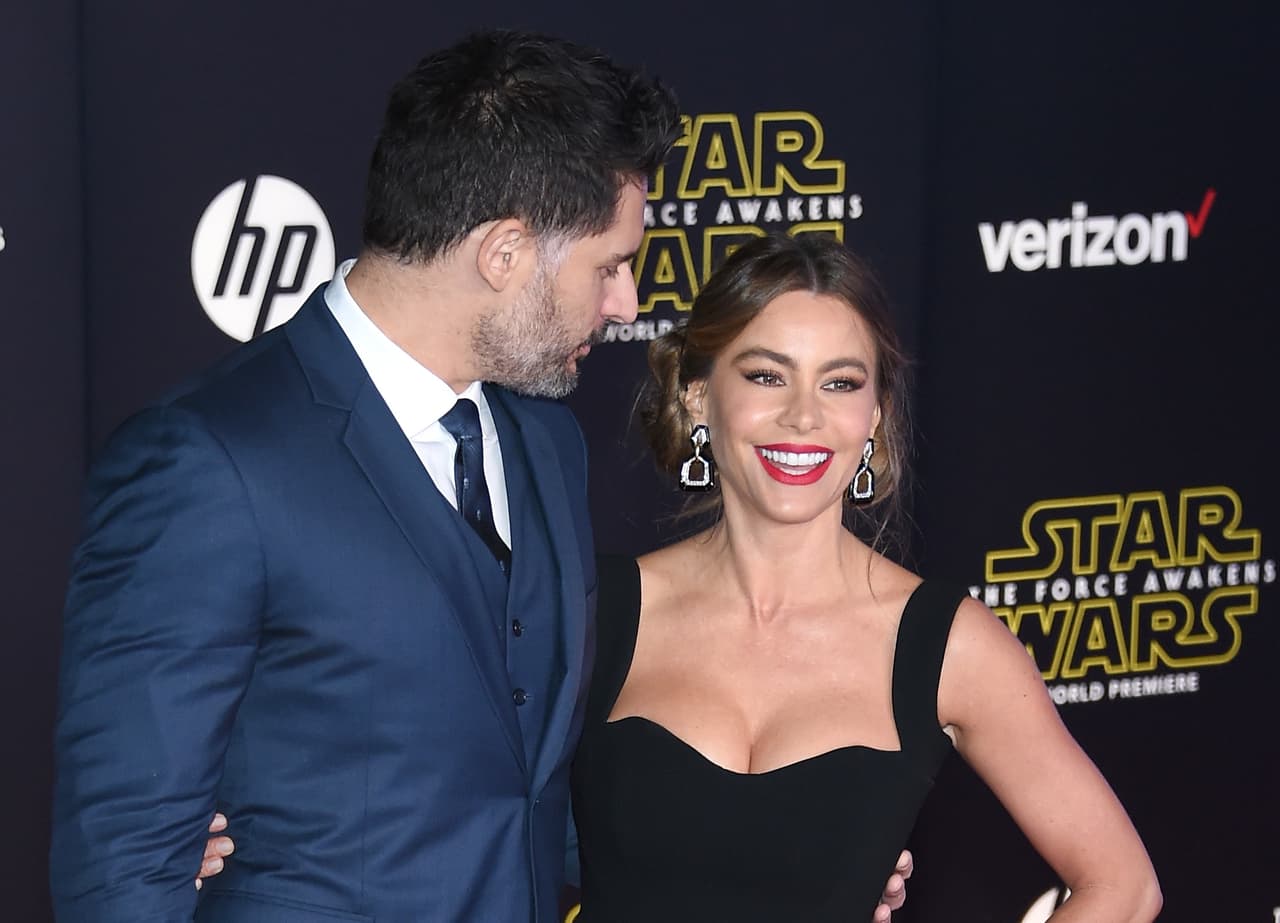 Joe no se quedaba atrás devorándola con la mirada.