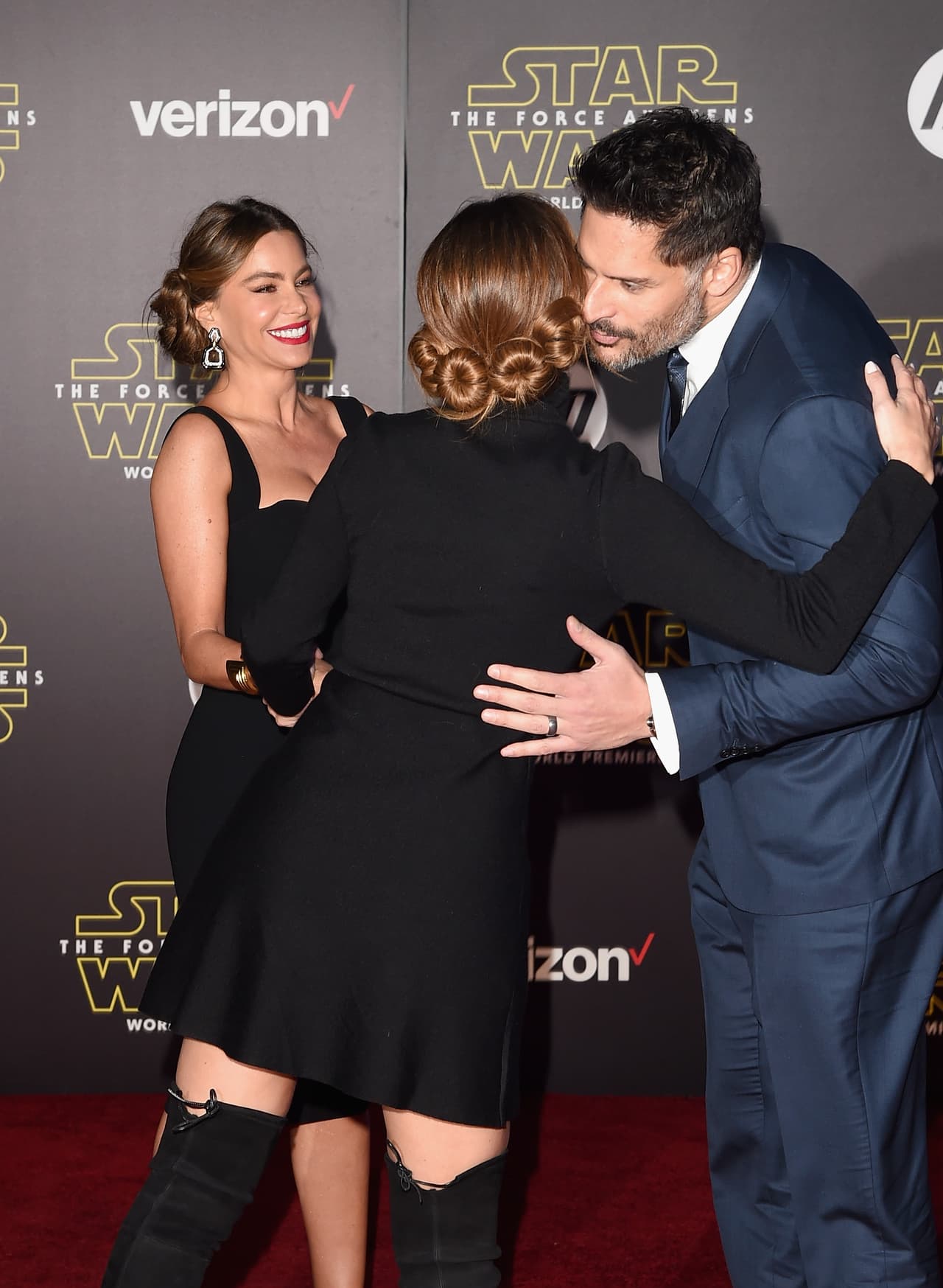 Saludándose muy efusivamente.