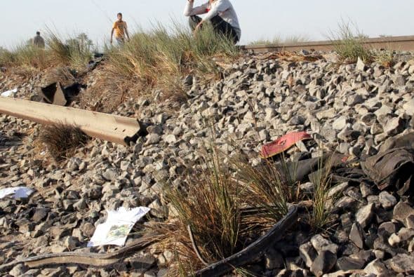 El autobús, que transportaba a 60 menores en una excursión organizada por la guardería, cruzaba un paso a nivel en Manfalut (356 km al sur de El Cairo) cuando fue arrollado por un tren, explicó la policía.