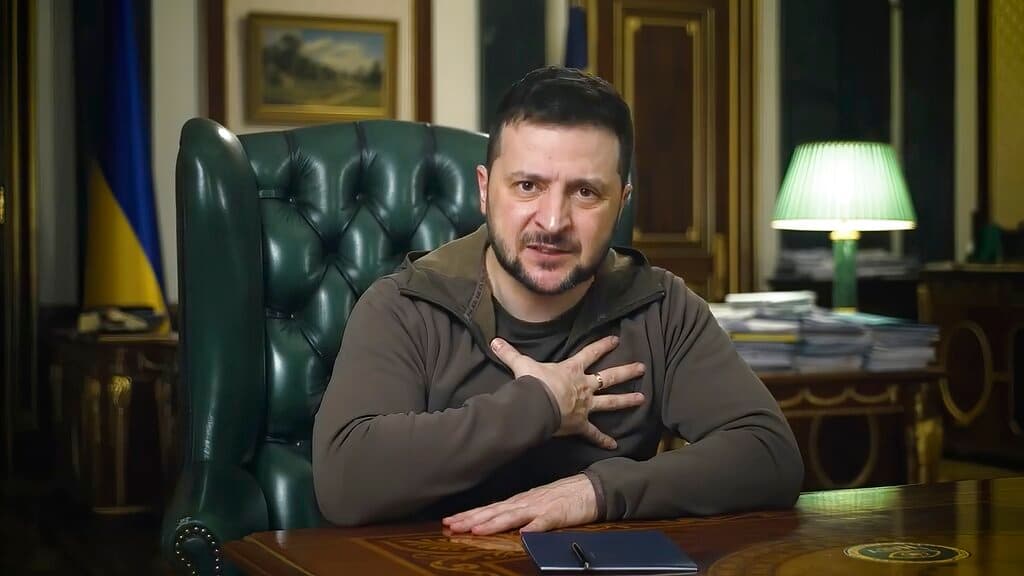 En esta imagen tomada de un video facilitado por la Oficina Presidencial de Prensa de Ucrania, el mandatario Volodymyr Zelenskyy emite un mensaje desde Kiev, Ucrania.