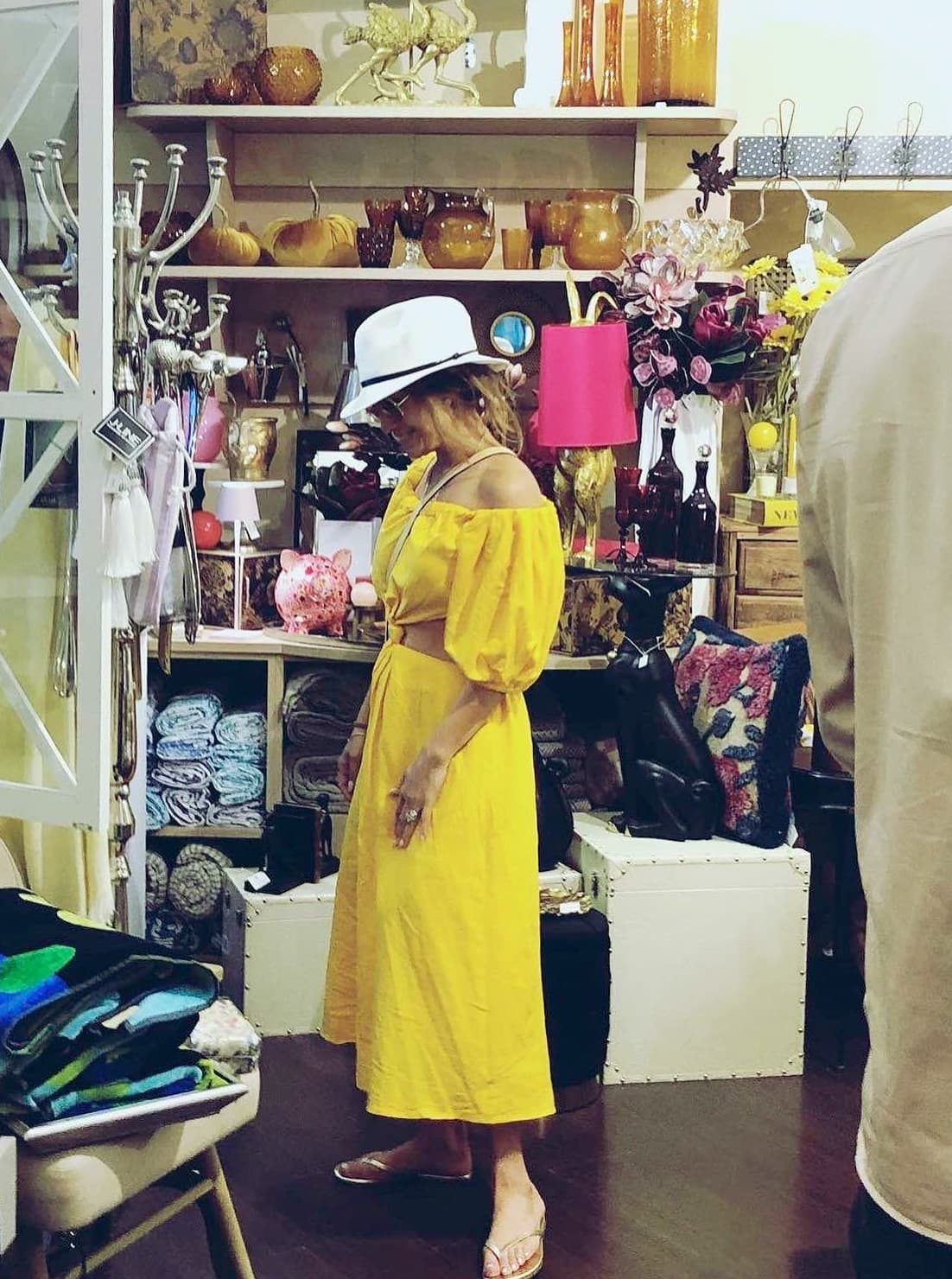 En las fotos más recientes que se han dado a conocer de la cantante y el actor llamó la atención una inesperada parada que hicieron en Menaggio. 
<br>