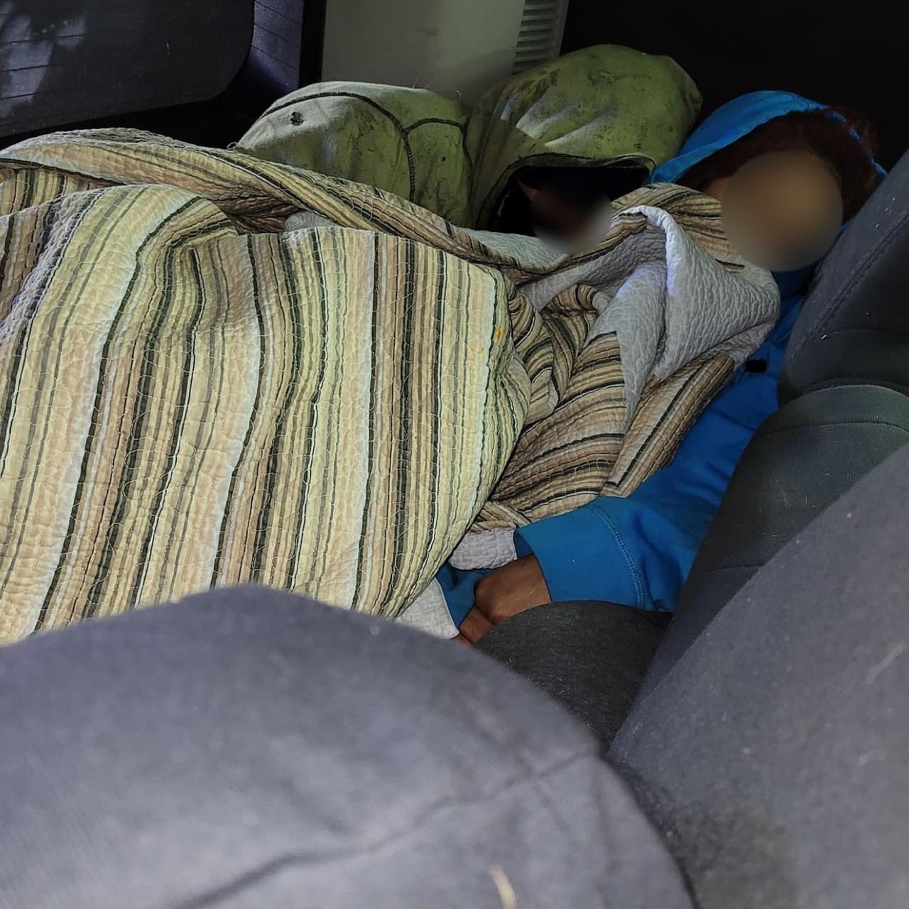 Por otro lado, un estadounidense de 35 años fue descubierto en Sonoita trasladando ocho ciudadanos mexicanos.