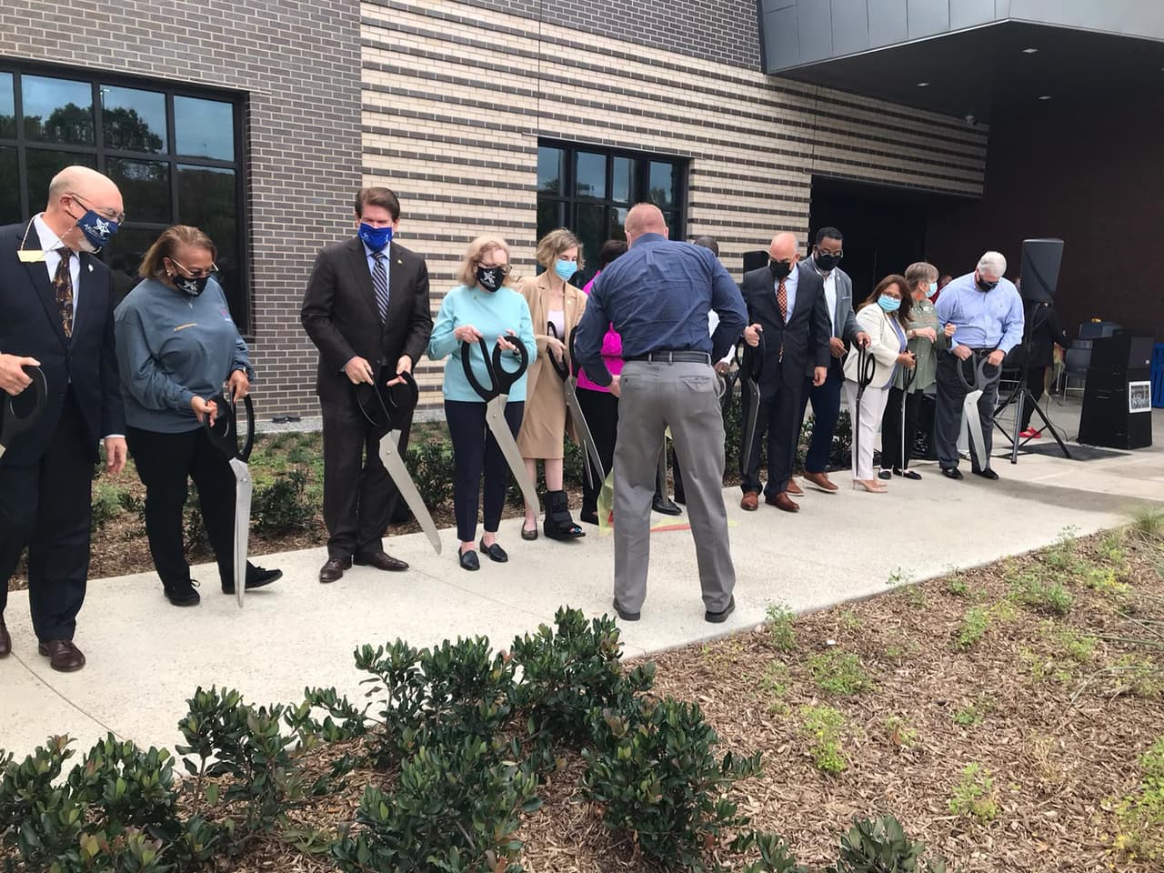La ciudad de Arlington celebró la gran inauguración de la nueva biblioteca East Library Recreation Center, este lunes por la mañana. 
<br>