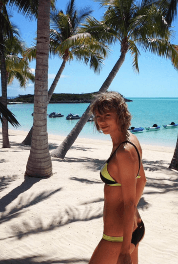 Sonriente, caminó por la playa dejando ver su belleza extrema...