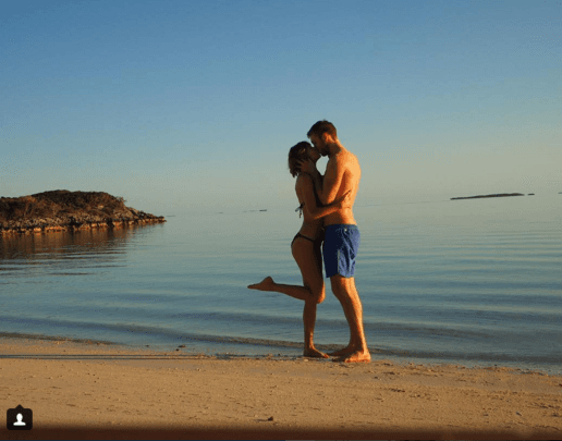 Calvin y Taylor no pararon de derramar miel a la orilla del mar.