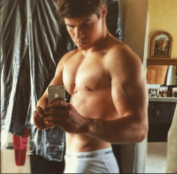 Pero hace unos días, Arthur quien tiene ahora 18 años de edad, sorprendió a sus seguidores con esta imagen que compartió en sus redes sociales, donde aparece con un boxer de Calvin Klein y el torso completamente desnudo, lo que atrajo de manera inmediata diversos elogios por parte de sus admiradoras.