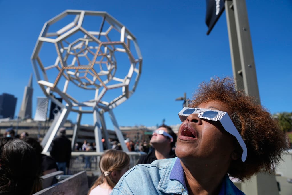 En el Exploratorium, los visitantes aprovecharon el cielo despejado para observar el fenómeno. Los espectadores también asistieron a programas educativos de una hora de duración en inglés y español. El Exploratorium ha estado asociado con la NASA en expediciones de eclipses en todo el mundo durante los últimos 25 años.