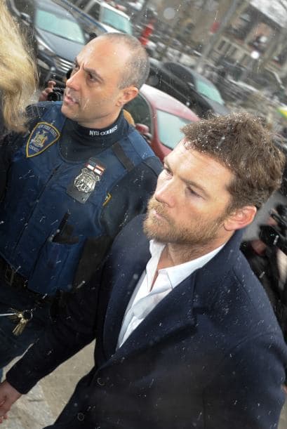El actor australiano Sam Worthington acudió a una corte de Nueva York después de que fue acusado de golpear en la cara a un fotógrafo (paparazzi). De acuerdo a Worthington el paparazzi intentó tropezar a su novia Lara Bingle de 26 años. 