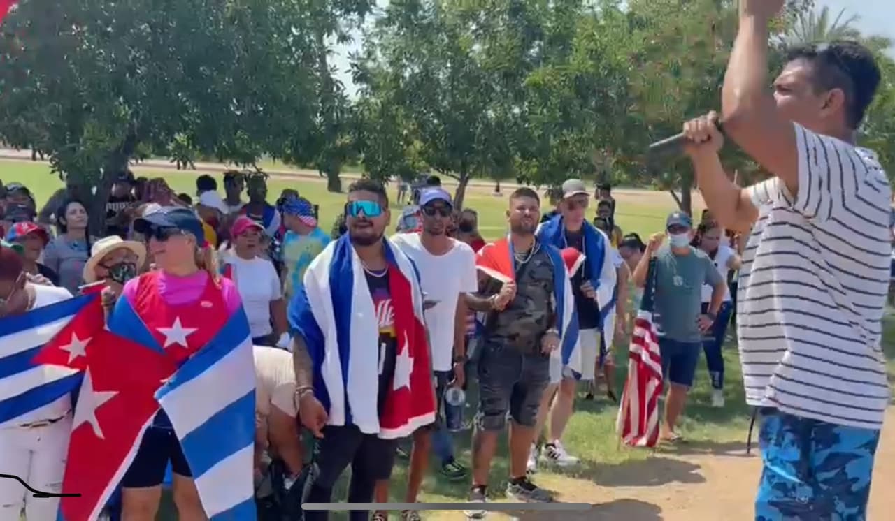 Tanto en las calles de La Habana, como en Santiago de Cuba y otras provincias del país, miles de personas han salido en una de las mayores protestas que se han visto en las últimas décadas. En Phoenix los cubanos se unieron al clamor de libertad.