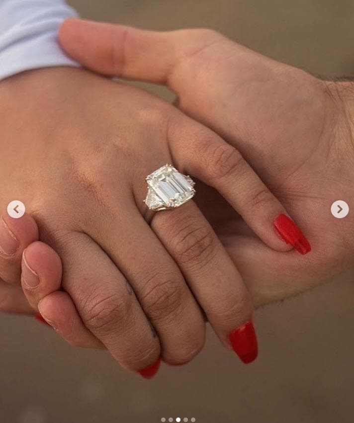 Fuentes de 
<b><a href="https://www.tmz.com/2020/07/28/demi-lovato-engagement-ring-worth-millions-carats/" target="_blank">TMZ </a></b>afirmaron que la joya habría costado por lo menos 
<b>2.5 millones de dólares.</b>
<br>