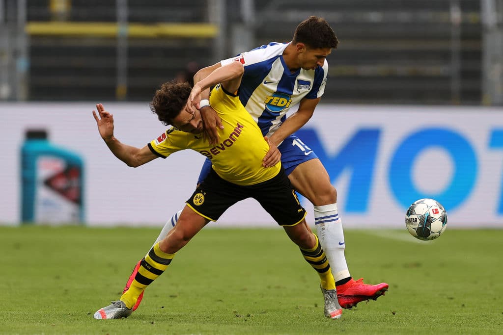 En su búsqueda por la poseseción del balón,Thomas Delaney recibe una fuerte entrada por pate del mediocampista Marko Grujic.