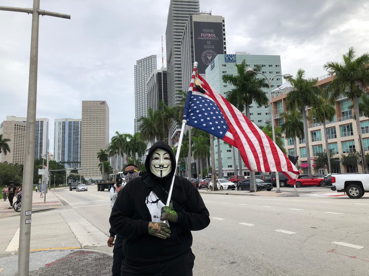 Desde tempranas horas de la tarde las personas se comenzaron a congregar en el Downtown de Miami en la que se espera sea la manifestación más numerosa del sábado.
