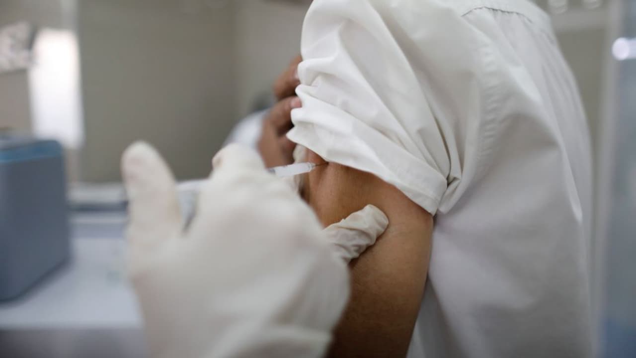 Personas de 16 años o más que sean residentes en los suburbios de Cook podrán vacunarse contra el Covid-19