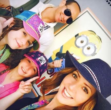 Lo más recomendable es que el color del sombrero contraste con tu tono de piel para resaltar y enmarcar tu rostro.