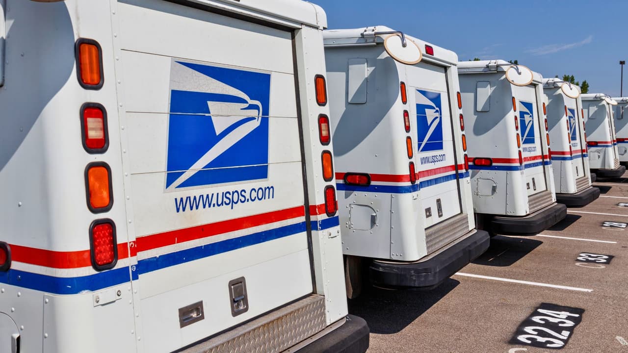 <h3 class="cms-H3-H3">Envíos y paquetería</h3>
<br>
<b><a href="https://es.usps.com/?utm_medium=search&utm_source=google&utm_campaign=hasearch&utm_content=f812_12hs&gclsrc=aw.ds&gad_source=1&gad_campaignid=833422051&gbraid=0AAAAADLIh522ac9OPB2ITMEXu0G40uNSH&gclid=Cj0KCQjw8KrFBhDUARIsAMvIApbk8_tT01oapwNBAydF68eJZgusAZgQc_DqrCrzzCLcR2DSJJwbcVoaAp3dEALw_wcB" target="_blank">USPS</a> (correo postal):</b> oficinas y entrega cerradas.
<br>
<b><a href="https://www.ups.com/us/en/business-solutions/open-an-account-g?gclsrc=aw.ds&gad_source=1&gad_campaignid=22682803670&gbraid=0AAAAA-2efI-24v4t4JwonOdpPPl4Usoeb&gclid=Cj0KCQjw8KrFBhDUARIsAMvIApYZfTC9Gn8igOH2w7y9yQ6bKR-ygwOF9_Dr94o5Ht_iB1kSgwcDav0aAgd6EALw_wcB" target="_blank">UPS</a>:</b> sin servicios terrestres regulares; algunas tiendas UPS Store pueden abrir con horarios limitados.
<br>
<b><a href="https://www.fedex.com/en-us/open-account/ag13398602.html?CMP=KNC-1001816-61-10-950-1110000-US-US-EN-BRZ0001Z01ZLSRT&gclsrc=aw.ds&&s_kwcid=AL!20832!3!712879380607!e!!g!!fedex&gad_source=1&gad_campaignid=21671949487&gbraid=0AAAAADNz-onMjfb6P9JpdYTOBJOXz0KnZ&gclid=Cj0KCQjw8KrFBhDUARIsAMvIApaNZVm20kDjrLfQwfd2SXg02rd_oxPvFMGkhrgC85nf3mZHyA9wPUwaAsFqEALw_wcB" target="_blank">FedEx</a>:</b> operaciones modificadas según el servicio (Ground y Express limitados, Custom Critical activo).