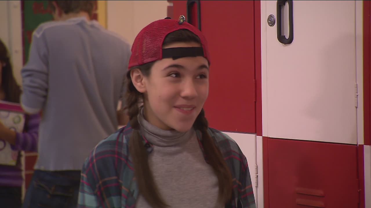 Es una niña muy dulce y bromista que defiende a sus amigos.