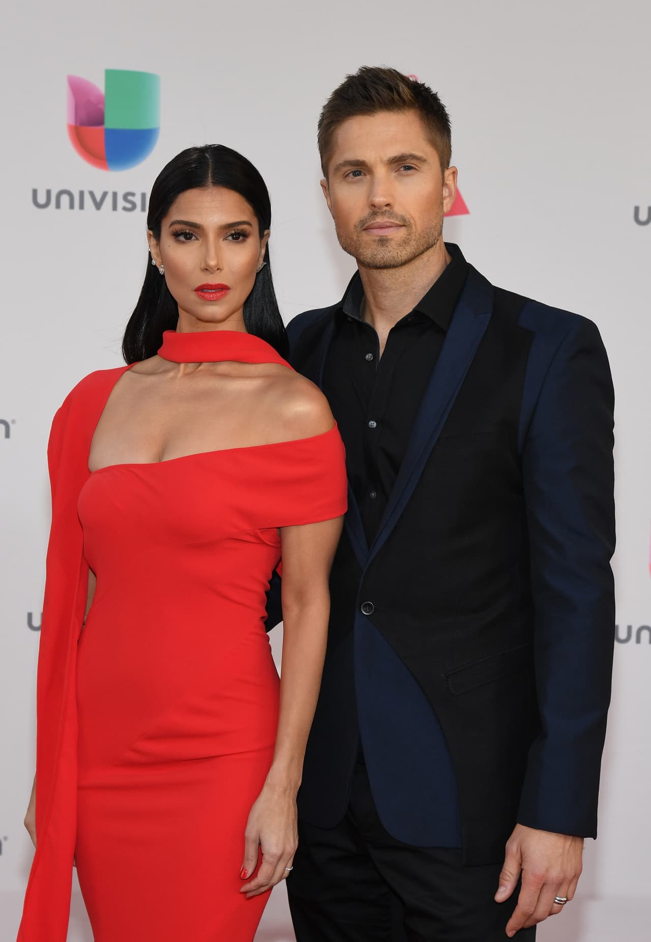 Latin GRAMMY de 2016, realizados en la T-Mobile Arena, en Nevada, vieron desfilar a varias parejitas, pero la que enamoró a todos fue la de la actriz y modelo boricua Roselyn Sánchez y el actor estadounidense Eric Winter.
<br>La pareja se casó en noviembre de 2008 y tienen dos hijos en común, Sabella Rose y Dylan Gabriel.