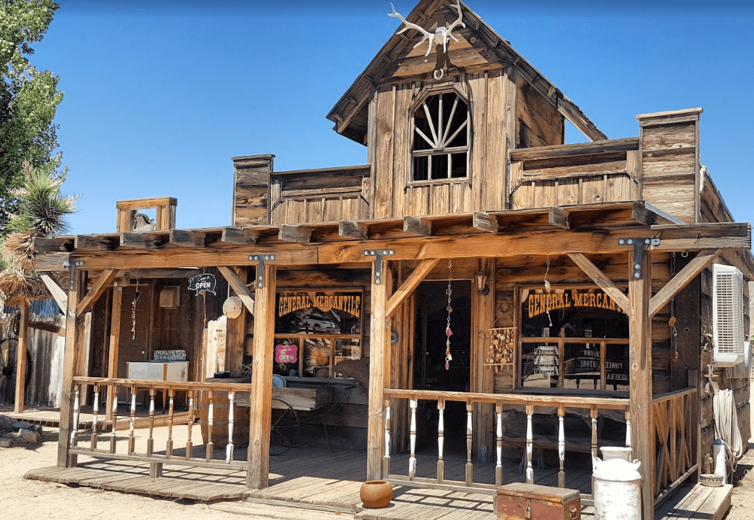 <b><a href="https://visitpioneertown.com/" target="_blank">Pioneer Town</a></b> 
<b>es un sitio que encierra historia y diversión. <a href="https://goo.gl/maps/4tBMbE1gb3hYjXUA7" target="_blank">Ubicado a 30 millas al norte de Palm Springs </a></b>y a 100 desde Los Ángeles,
<b> este lugar es una réplica de un pueblo del lejano oeste, </b>ambientado así porque en la década del 40 fue escenario de producciones cinematográficas. Si quieres disfrutar al más puro estilo Wild Wild West este es el lugar, también puedes acampar por $10.