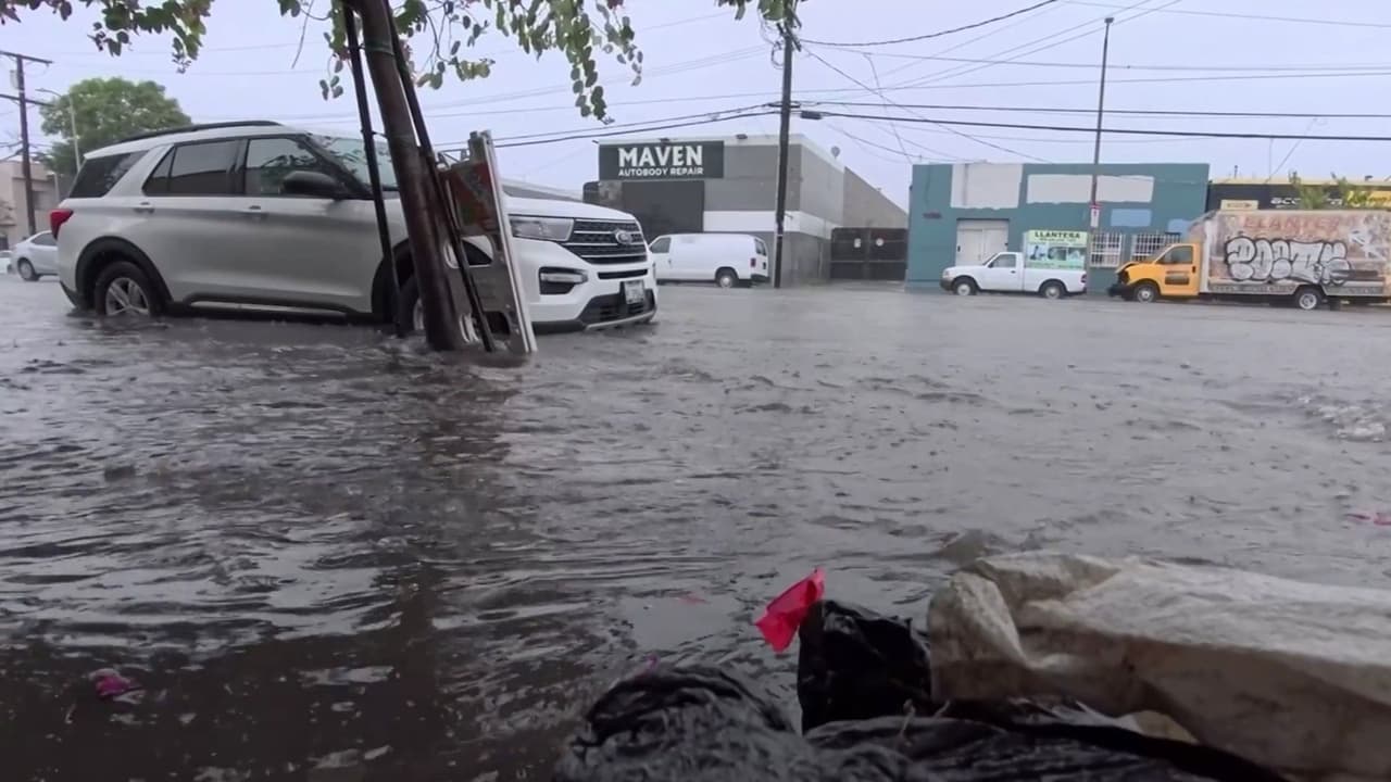 Comerciantes luchan por rescatar sus negocios ante inundaciones en California; alerta por clima sigue vigente