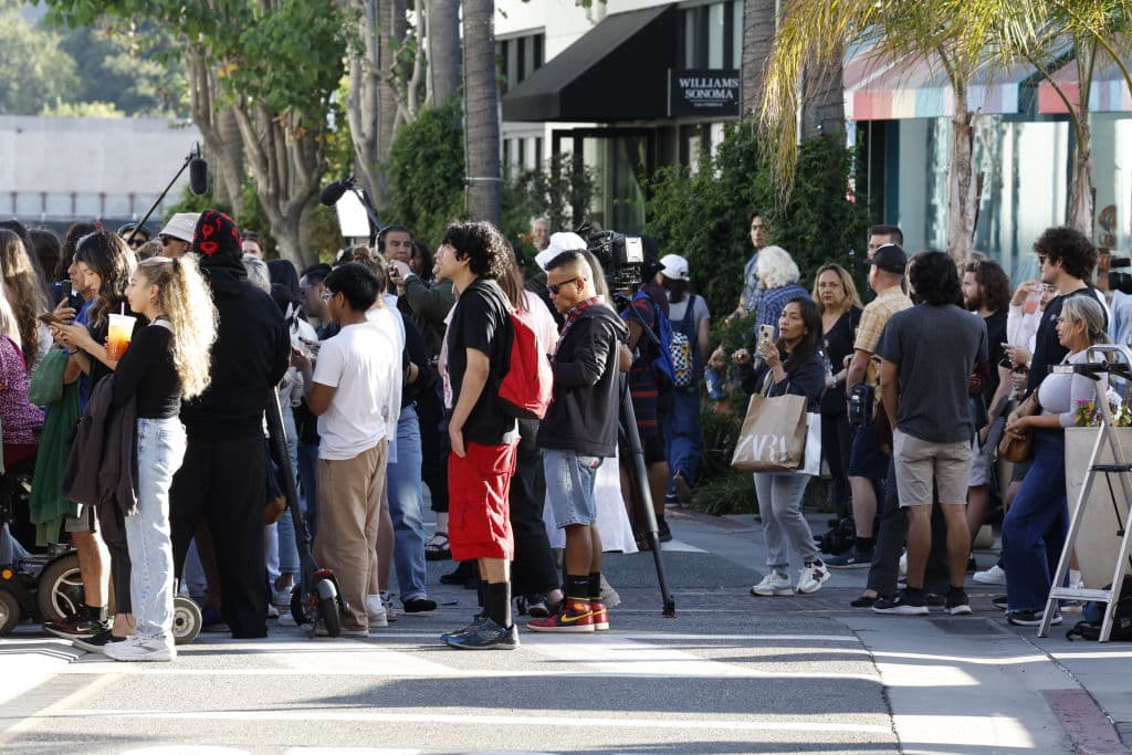 Personas de distintas razas y edades comenzaron a formarse desde las 10:00 a.m., aunque nadie tenía la certeza de que podría ver a la artista.